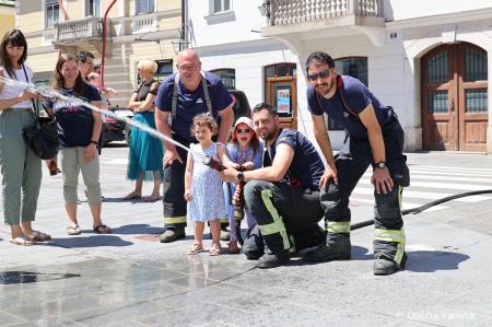 Kamnik obiskala bolna Karolina z družino  (17)